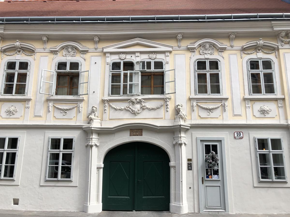 Boutique Hostel Zum Goldenen Kegel Відень Екстер'єр фото